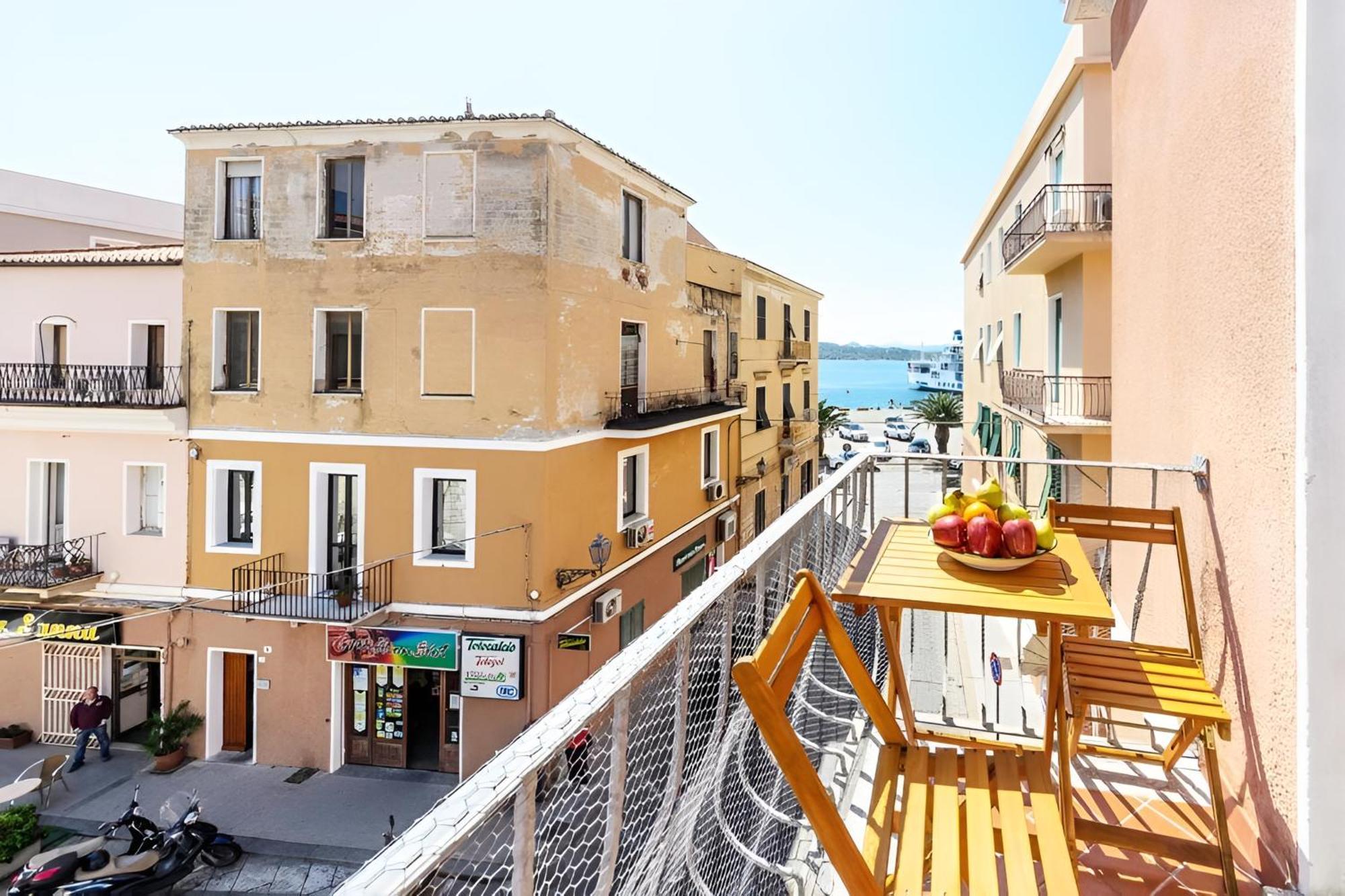 Splendido Appartamento In Pieno Centro Dell'Isola La Maddalena  Kültér fotó
