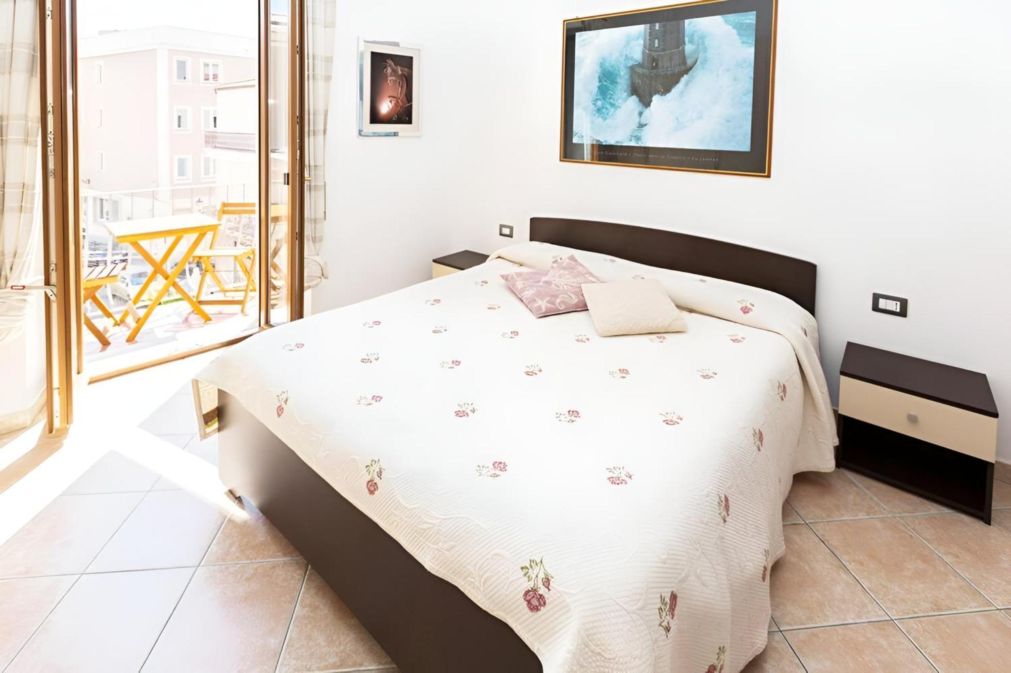 Splendido Appartamento In Pieno Centro Dell'Isola La Maddalena  Kültér fotó